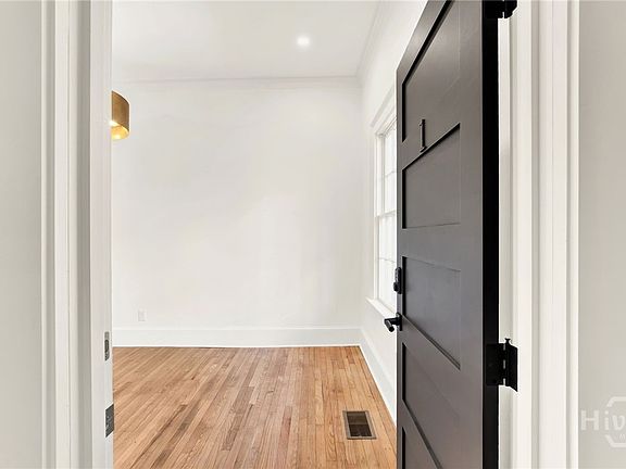 5th image of 105 E Gwinnett St #1