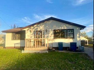 101 Country Ct, De Witt, IA 52742