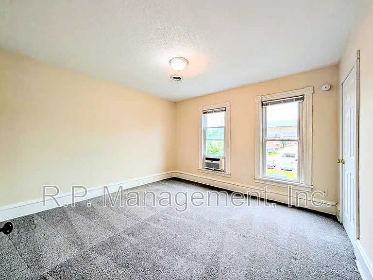 340 16th Ave NE — Photo 3