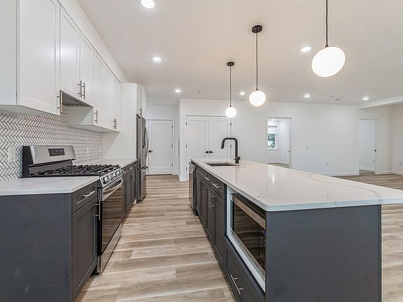 4th image of 83 Waverly St APT 3