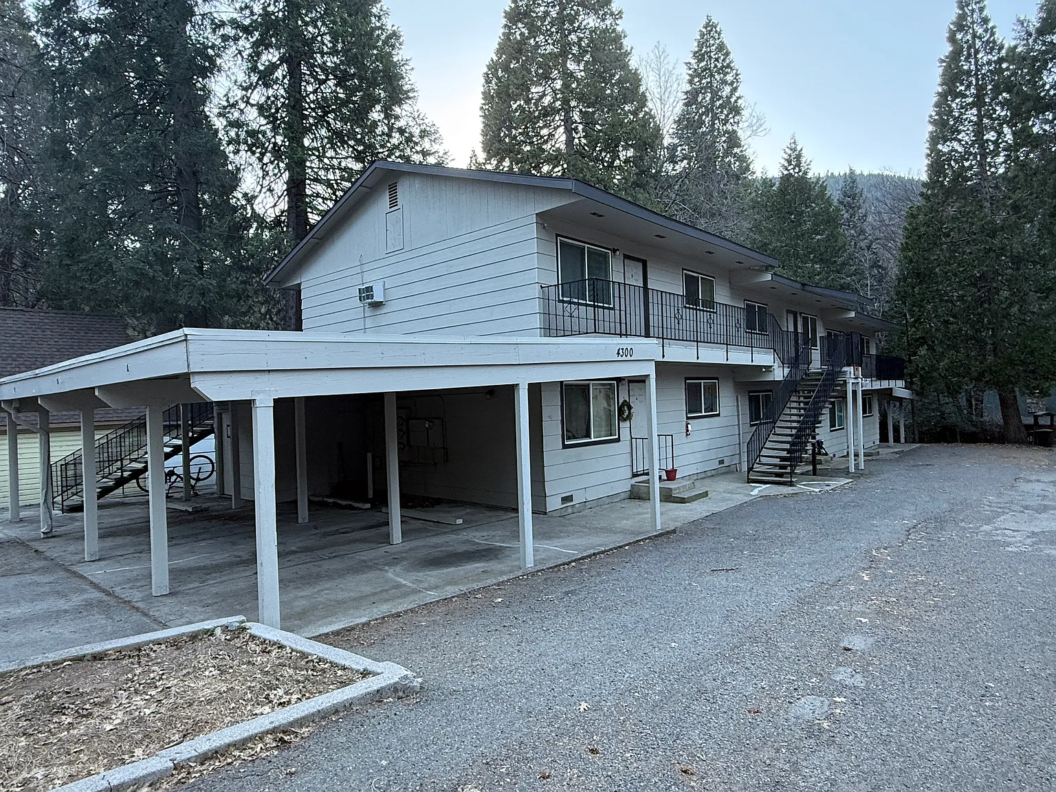 2/1 apartments in Dunsmuir — Photo 2