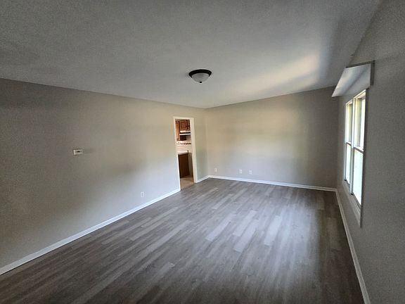 3rd image of 7431 Sabre Ave