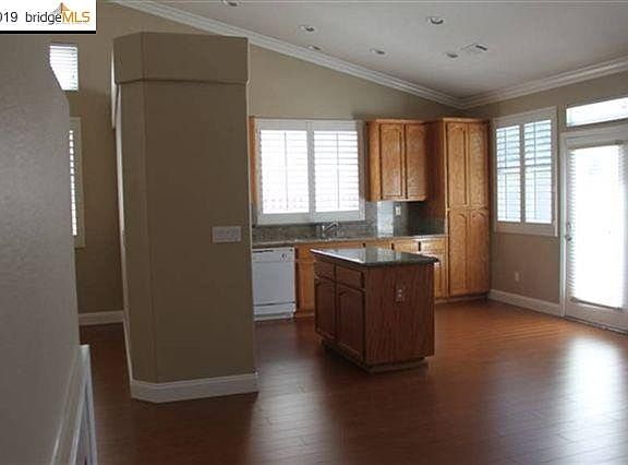 4th image of 923 Blossom Dr