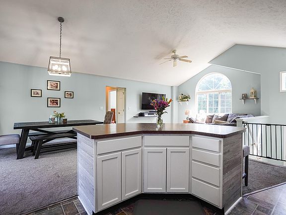 5th image of 8375 Squirewood Dr NE