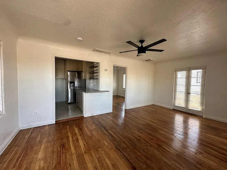 342 W Culver St — Photo 16
