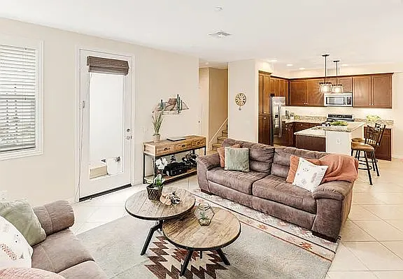 3 bed, 3.0 bath, 1611 sqft, $4,100 — Photo 4