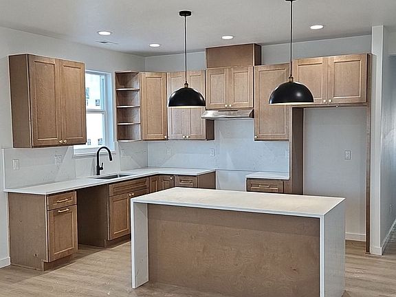 4th image of 910 5th Ave NE #B