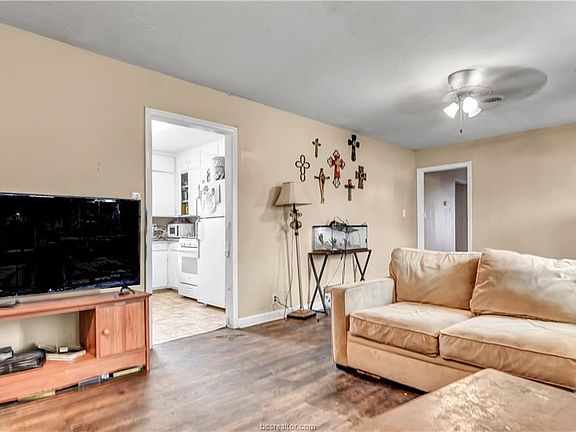 3rd image of 910 Gilchrist Ave