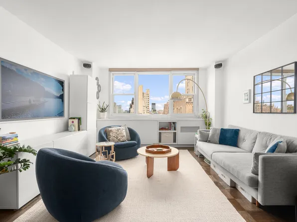 77 Seventh Avenue image 1 of 5
