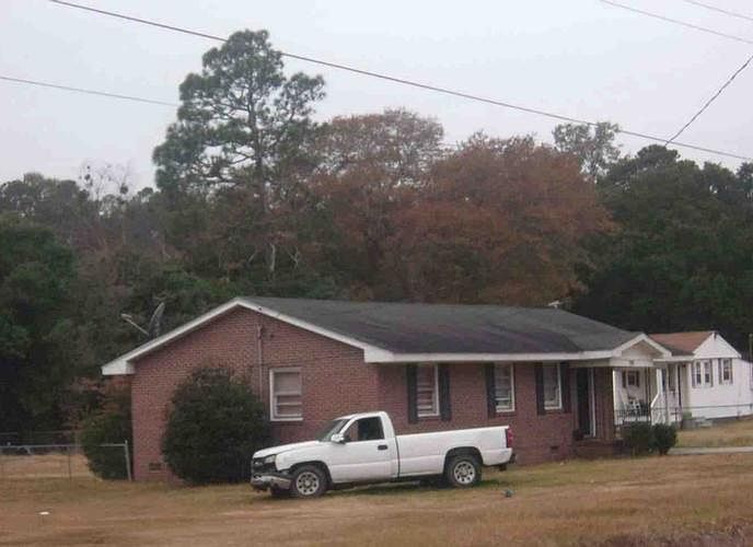 2nd image of 423 E Country Club Rd