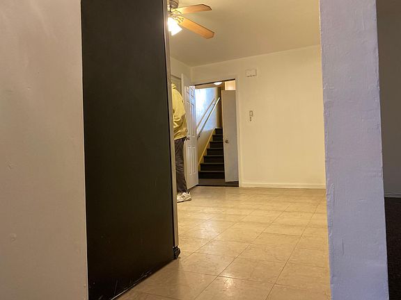 3rd image of 926 Throgmorton Ave #2