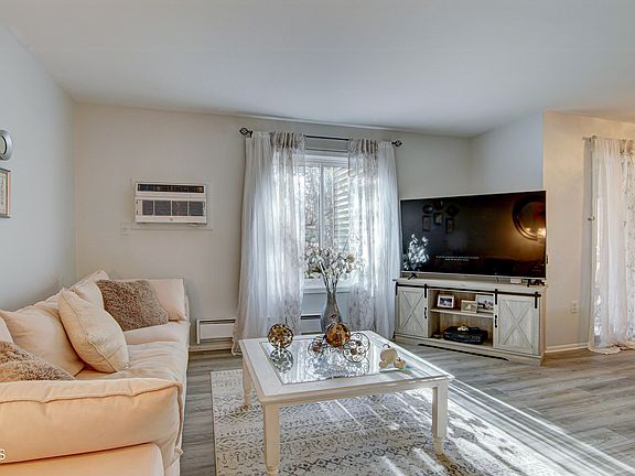 4th image of 223 Medford Court #D