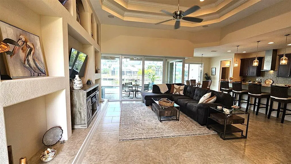 3 bed, 2.0 bath, 2099 sqft, $5,700 — Photo 4