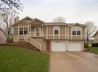 1000 NE Carousel Ln, Lees Summit, MO 64086