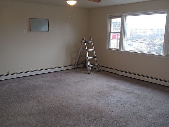 5th image of 124 Vredenburgh Ave #1