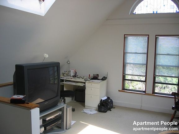 4th image of 1031 W Wellington Ave #3