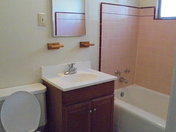 3rd image of 522 Carpenter St #522