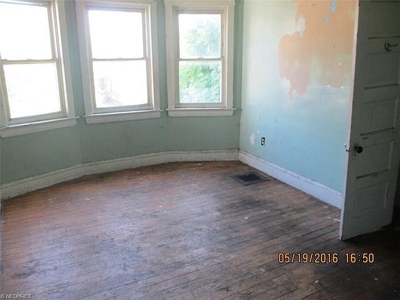 5th image of 10527 Elgin Ave