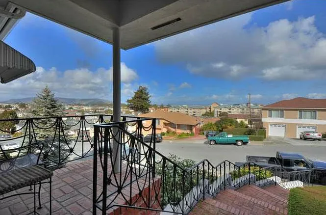 4 bed, 2400 sqft, $7,300 — Photo 2