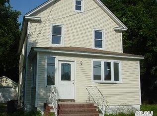 39 Brook Ave, Bay Shore, NY 11706