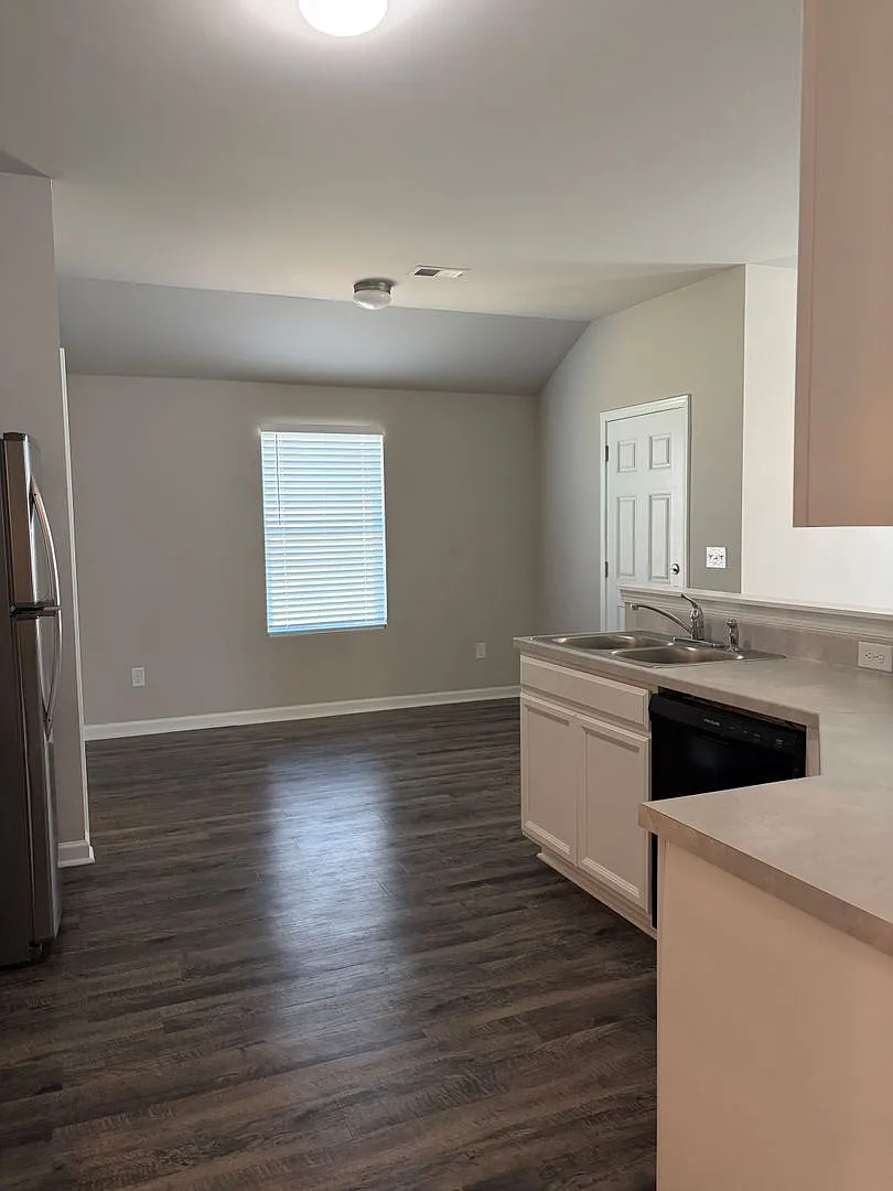 Modern 3-Bedroom Home with Spacious Backyard in Pell City — Photo 4