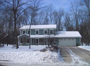 2085 S Woodshire Dr, New Berlin, WI 53151