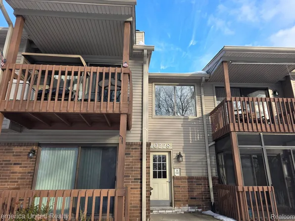 10228 Nancys Blvd APT 40, Grosse Ile, MI 48138