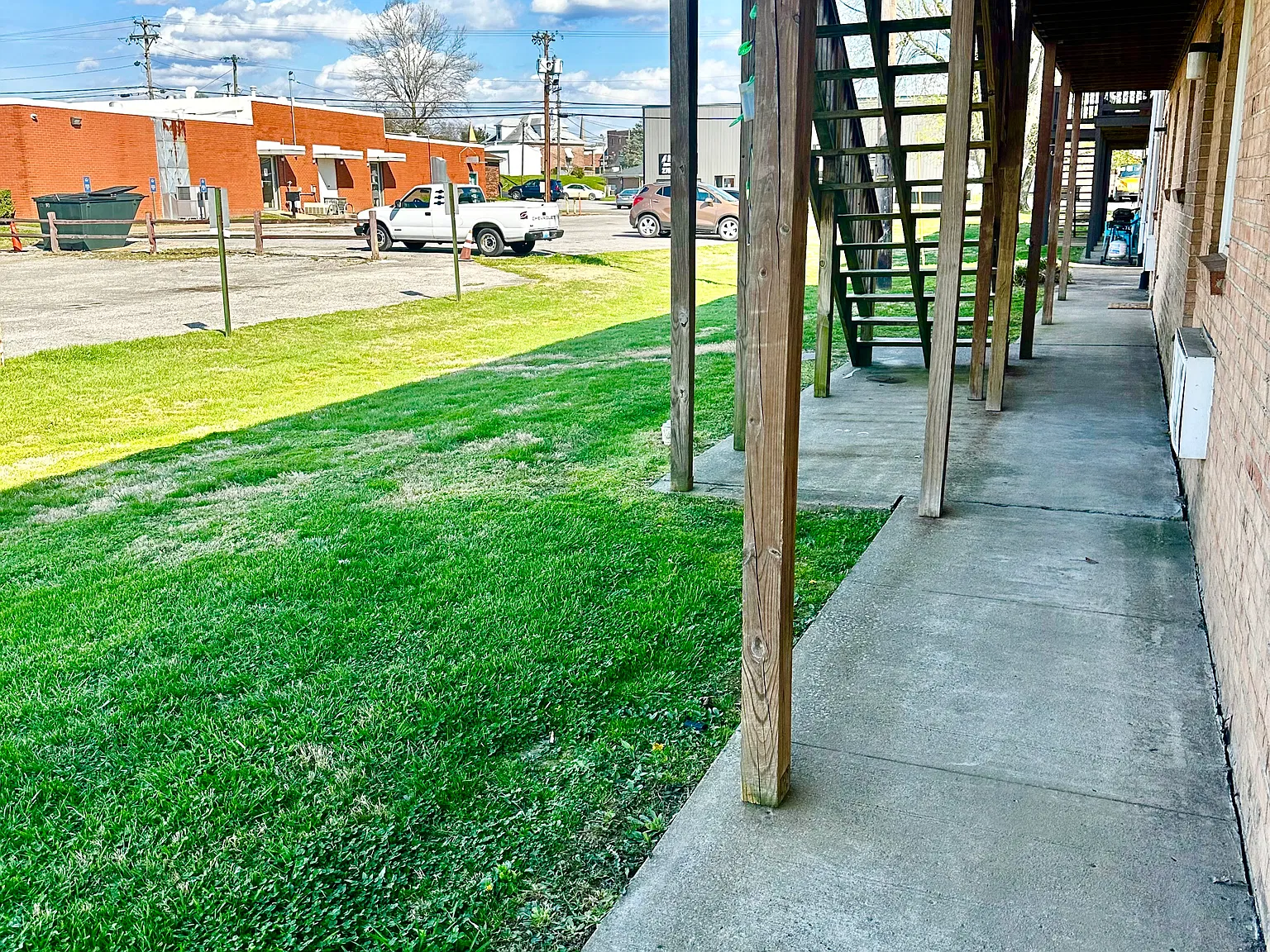 219 W Reservoir Apartments — Photo 2