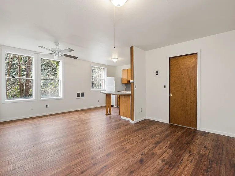 Abbottsford Apartments — Photo 141