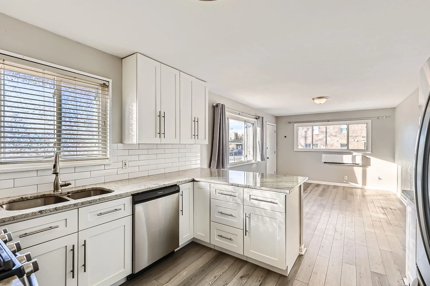 3 bed, 1030 sqft, $2,300 — Photo 4