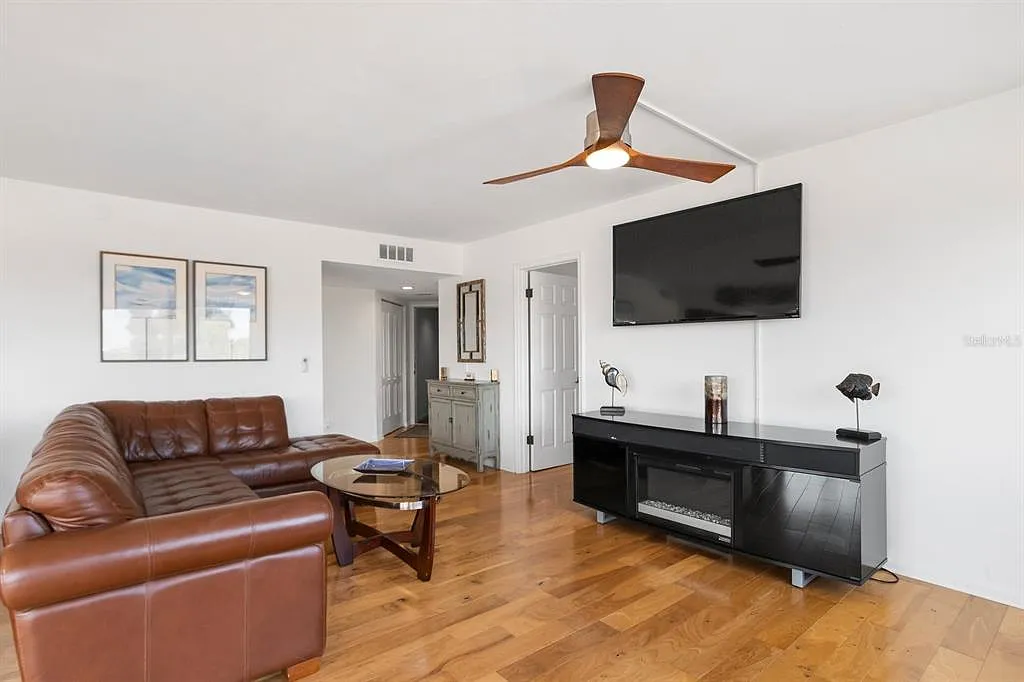 2 bed, 2.0 bath, 1050 sqft, $2,395 — Photo 3