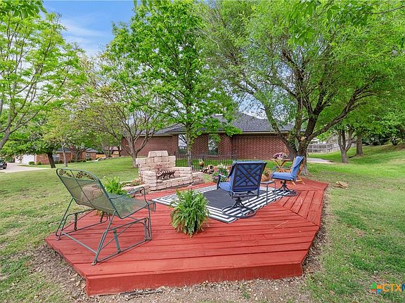 2nd image of 1205 Larkspur Ln