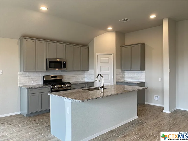 132 Lyndon Dr — Photo 10