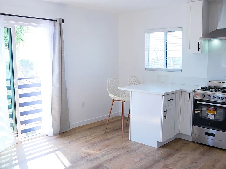6106 S Fairfax Ave #A — Photo 11