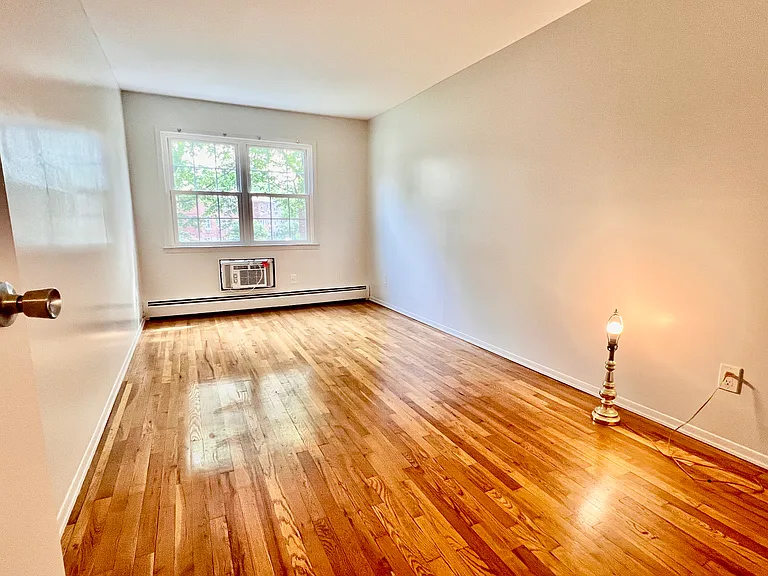 18-23 Clintonville St #1 — Photo 7