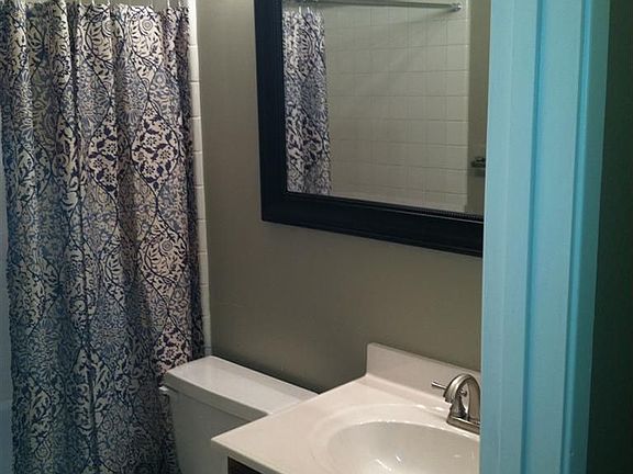3rd image of 826 Marymanuel Cir