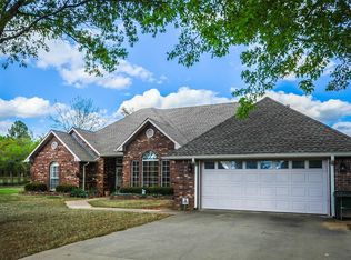 7 Lakeshore Dr, Okmulgee, OK 74447