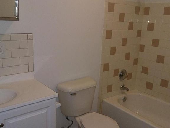 3rd image of 1119 Hollander St APT B