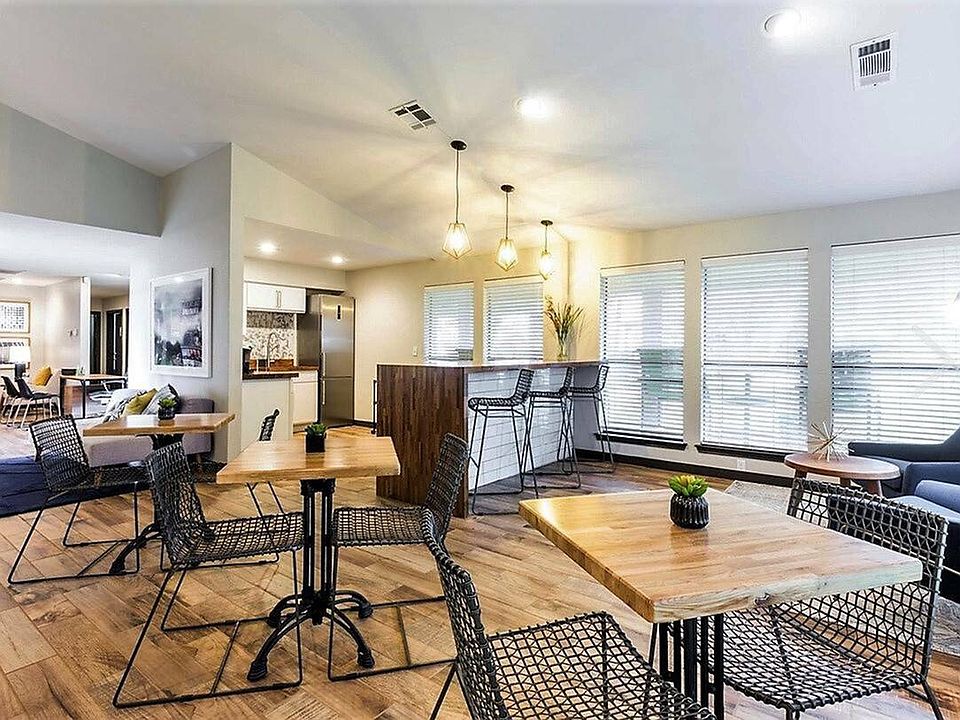 Connect in the Social Dining and Meeting Area at Bridgepoint Apartments