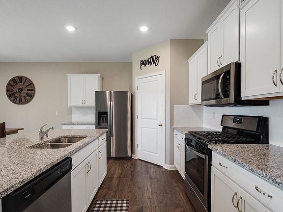 5th image of 302 Empire Ln