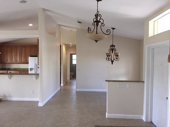 4th image of 511 SW South Quick Cir