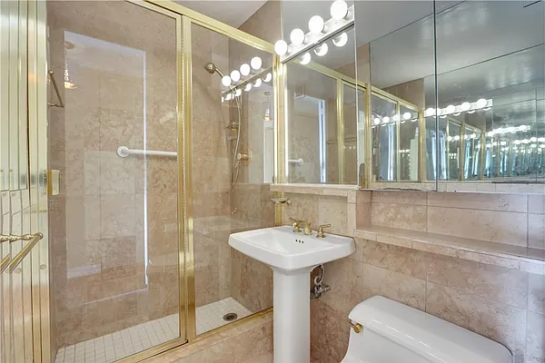 Rented by R New York | media 7