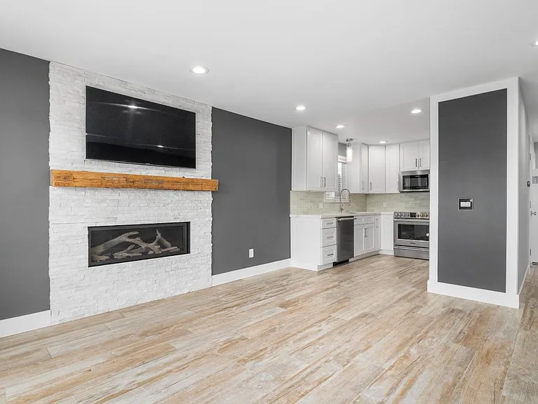 22951 E Cliff Dr — Photo 2