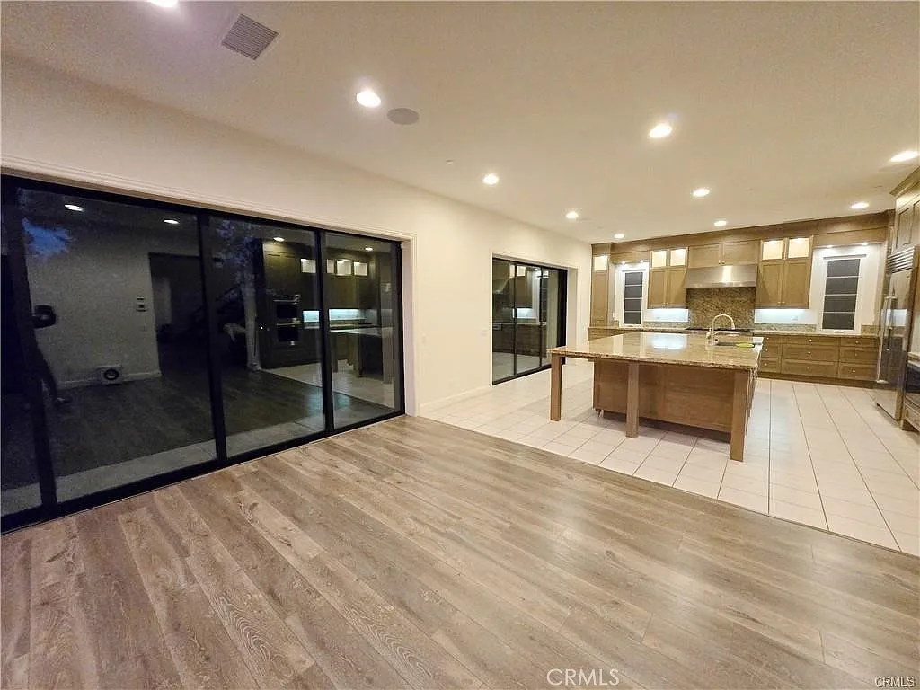4 bed, 4.5 bath, 4710 sqft, $14,000 — Photo 2