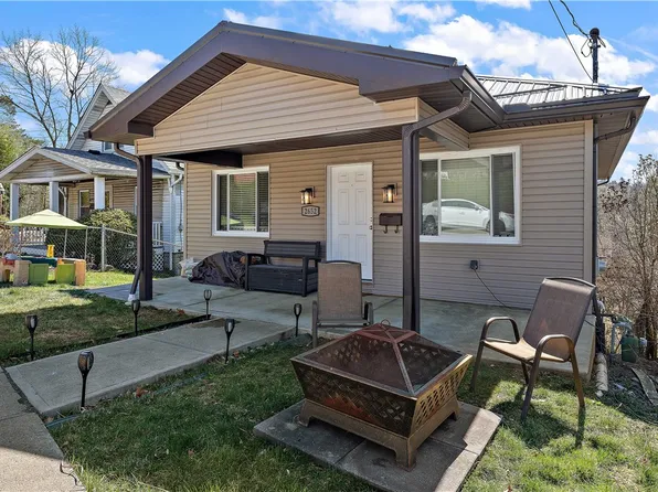 2652 Ivyglen St, Pittsburgh, PA 15227