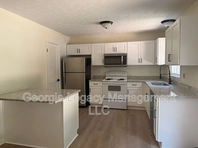 3 bed, 2.5 bath, $1,550 — Photo 2