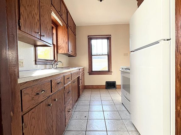 3rd image of 107 Wood St N