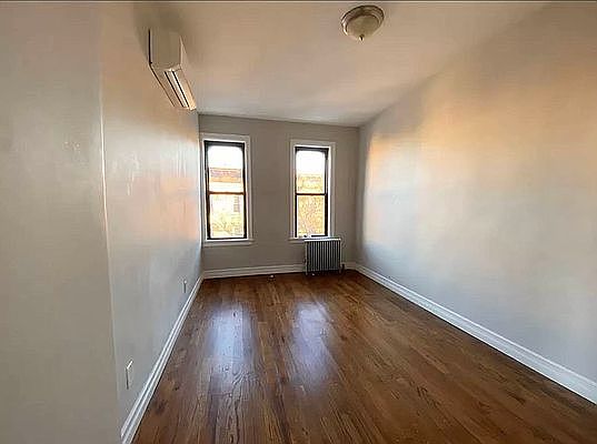 3rd image of 660 Onderdonk Ave Floor 1