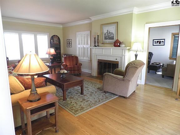3rd image of 302 Crescent Blvd