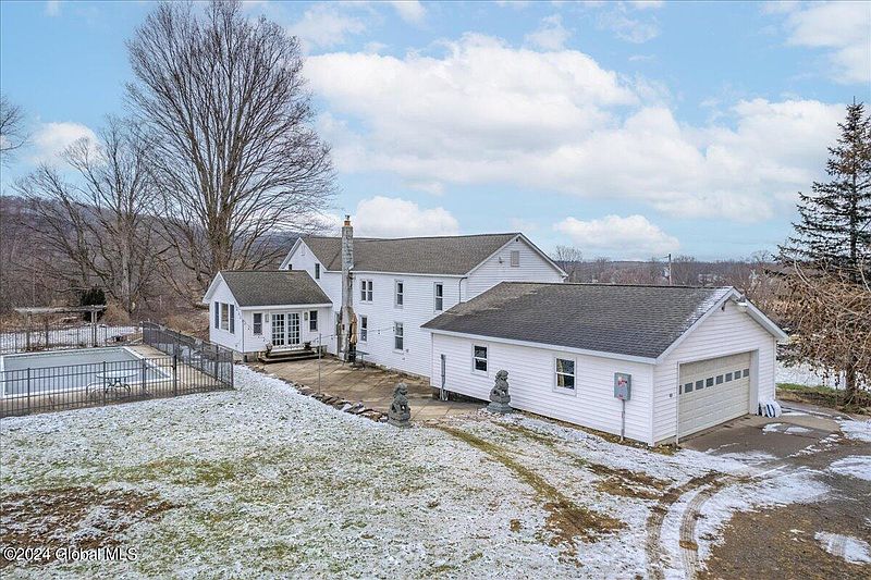 3rd image of 124 Dutchess Drive